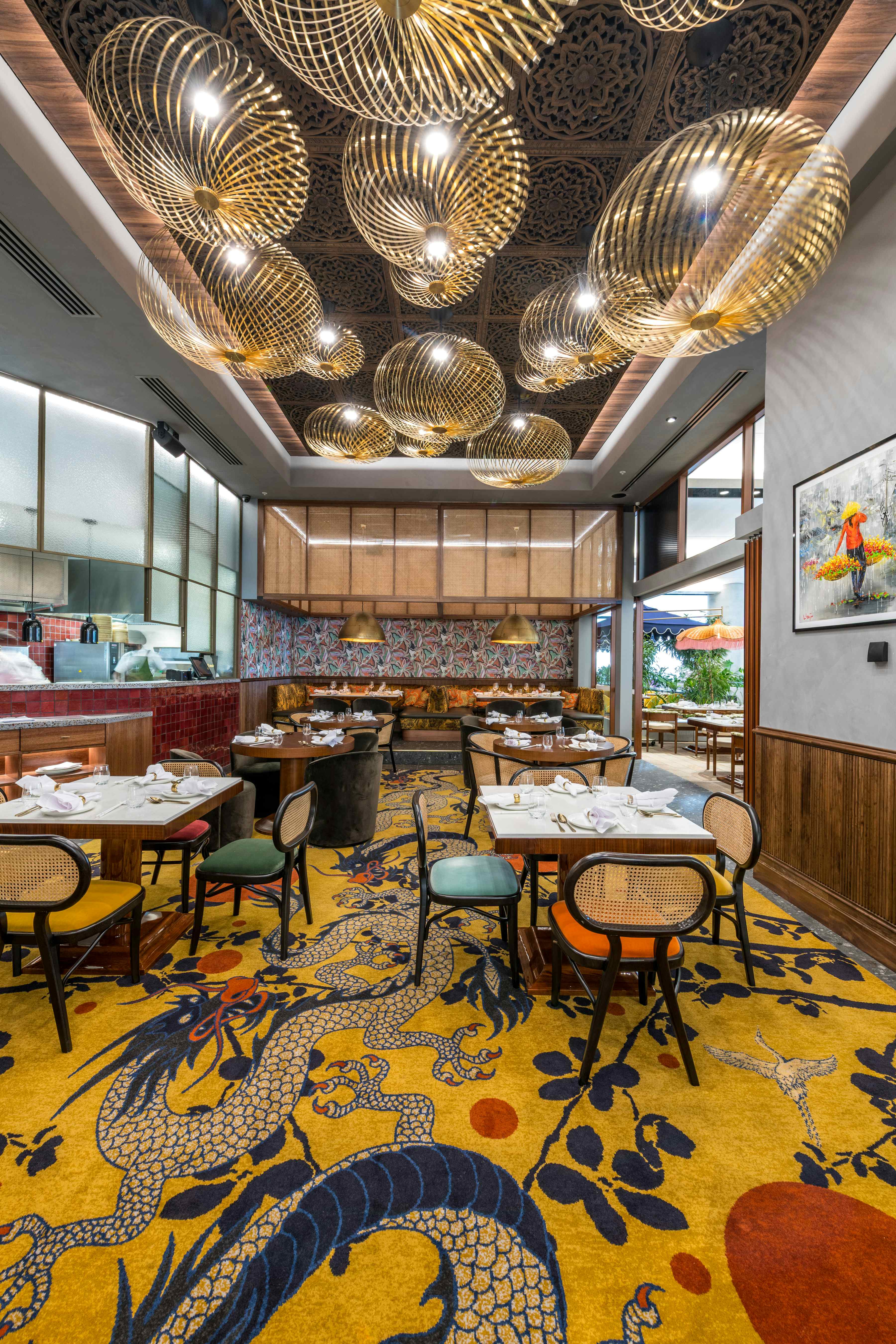 Main Dining, Lúc Lắc